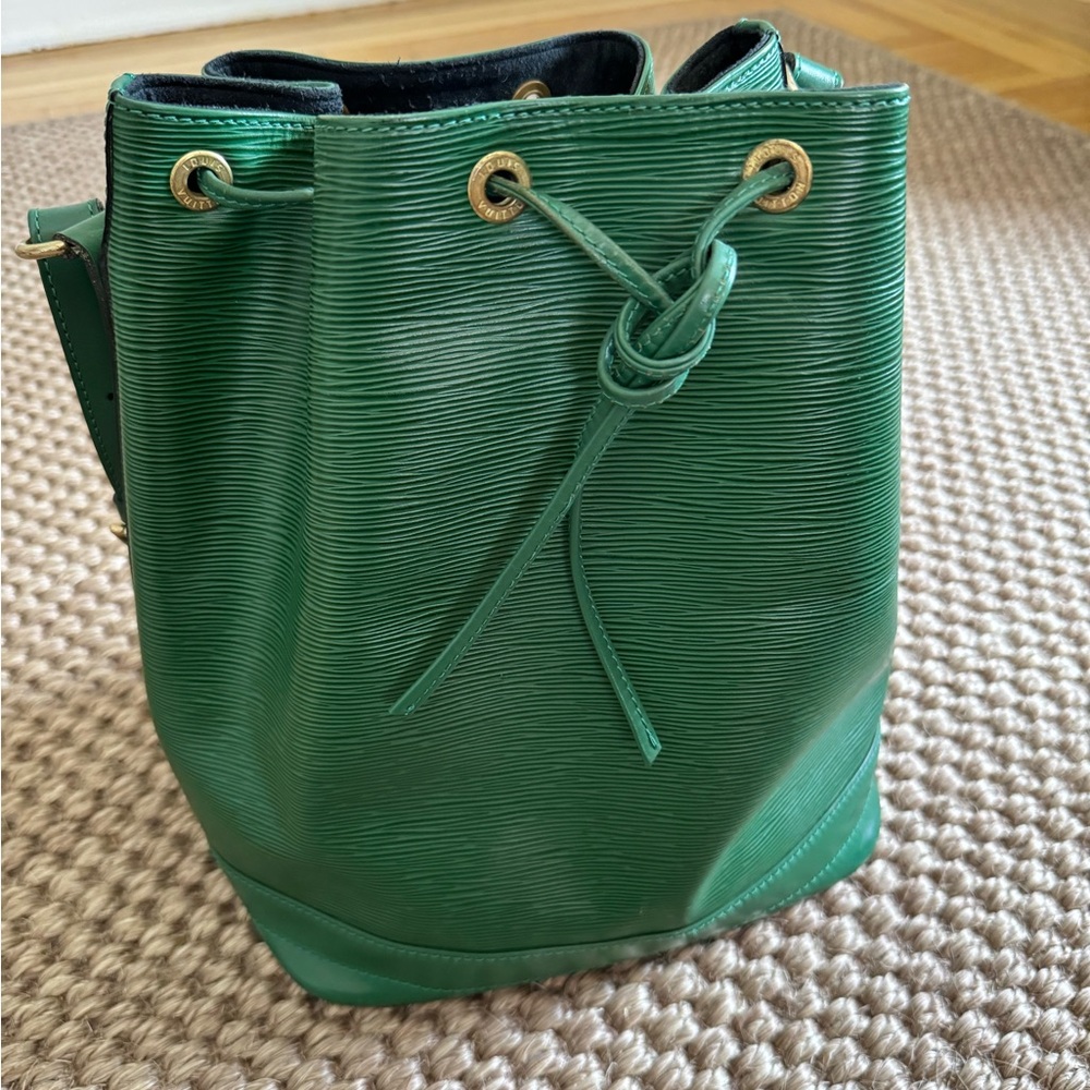 Authentic Louis Vuitton Epi Petit Noe Shoulder Bag Green